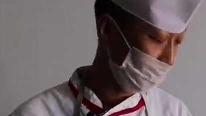 【奶香四溢!国宴凉菜奶皮子三明治:三层奶皮子夹着豆沙和蓝莓酱】在内蒙古乌兰察布一家蒙餐店内